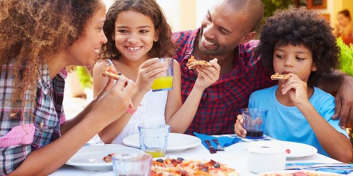5 Simple Ways to Entertain Children While Eating Out Best and Worst