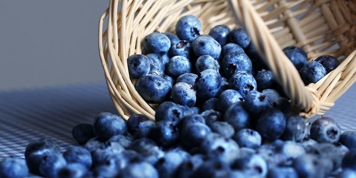 7 Foods to Help You Look Younger Blueberries