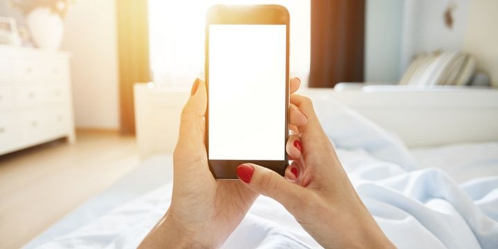 6 Wrong Things to Do When Going to Bed You keep forgetting to switch your phone to night mode