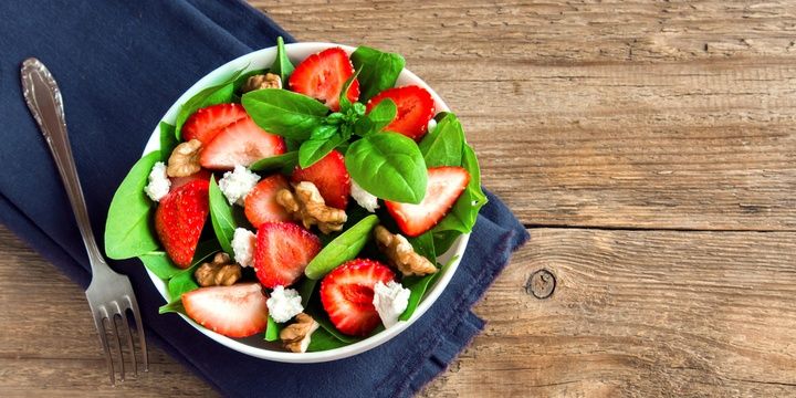 7 Foods to Be Consumed Together Strawberries with spinach