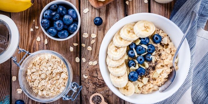 7 Foods to Be Consumed Together Oatmeal with blueberries