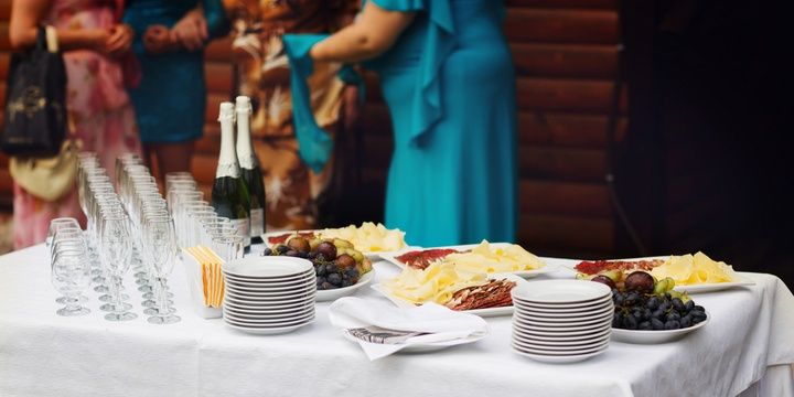 7 Fantastic Ideas for a Wonderful Christmas Party A buffet rather than a meal