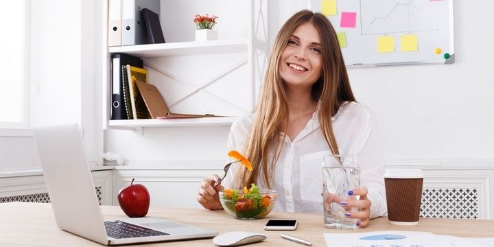 7 Harmful Habits That Can Unnoticeably Ruin Your Health Having a Meal At Your Desk At Work