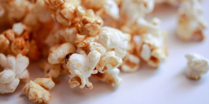 7 Harmful Habits That Can Unnoticeably Ruin Your Health Microwaving Popcorn