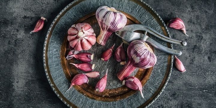 6 Natural Ways to Treat Sickness Raw Garlic